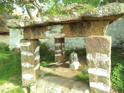 Keesaragutta Temple dedicated to Lord Siva and his consorts Bhavani and Sivadurga.  It is also called Ramalingeswara as lord Sri Rama had installed the lingam.